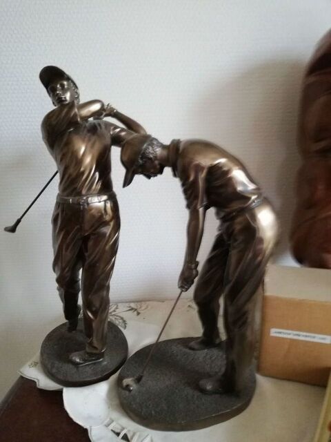 2 statuettes  golfeurs . 
150 Plumergat (56)