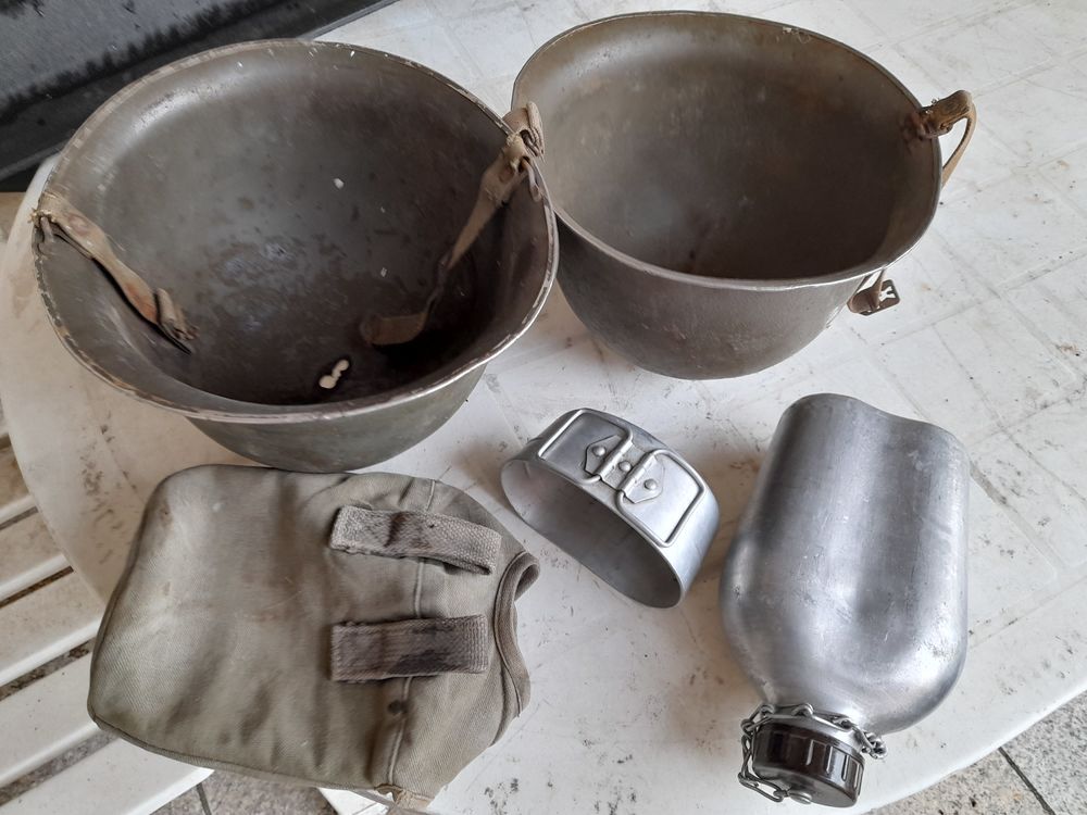 2 casques militaires. 
