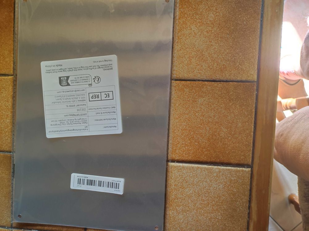 plaque en aluminium pour d&eacute;coration pistolet neuf dimensions 30 cm sur 20 cm et surtout tr&egrave;s belle 