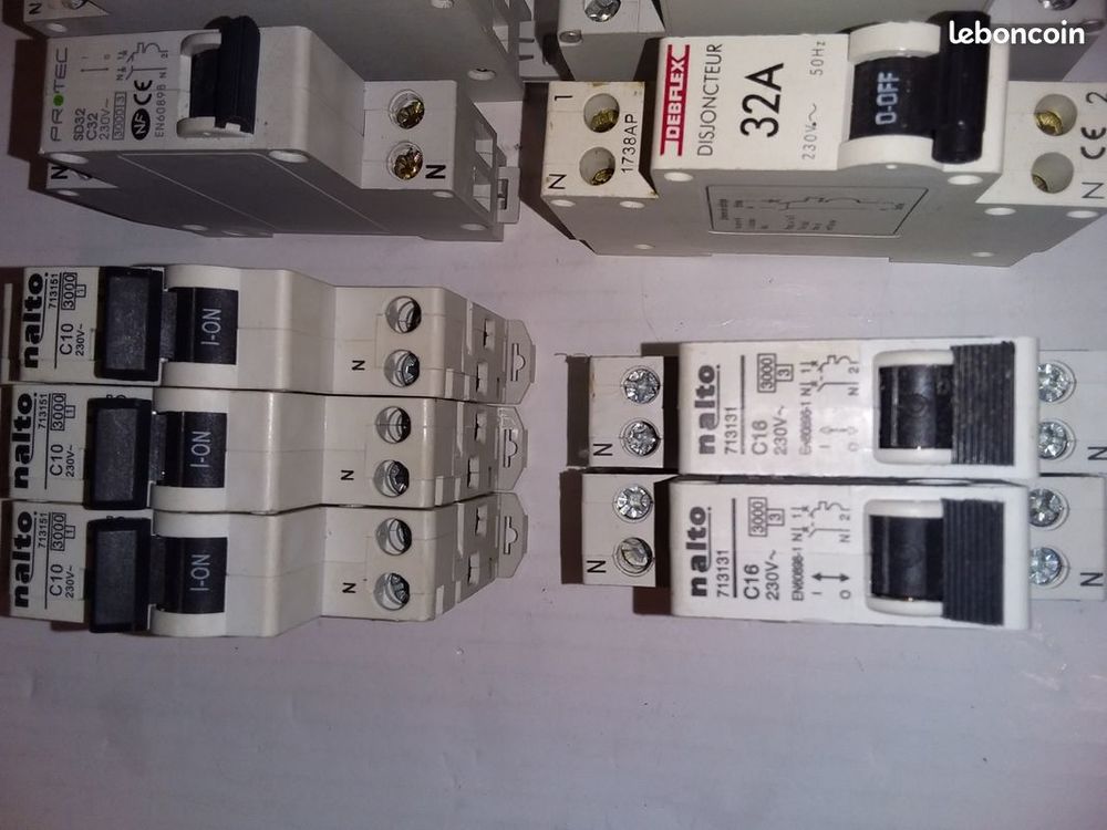 Lot n&deg;150 9 disjoncteurs Bricolage