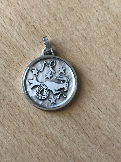 Mdaille pendentif Capricorne plaqu argent ronde 1.8 cm
Sig 12 Saint-Prix (95)