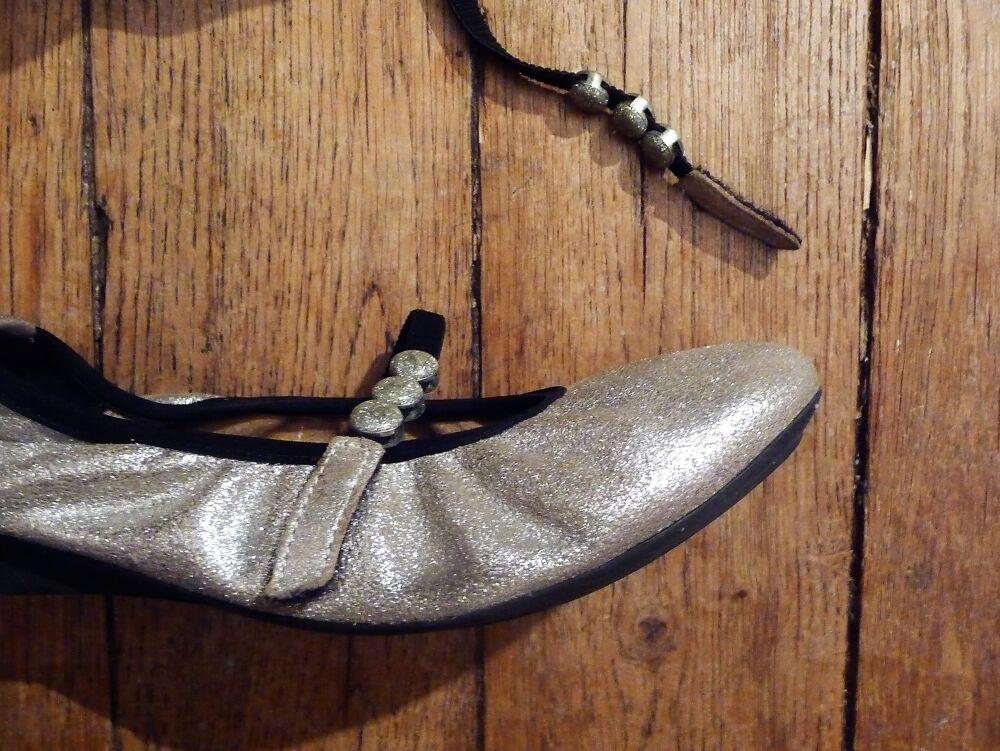 Ballerines en Cuir Argent&eacute; et Noir- Pointure 36- Hirica Chaussures