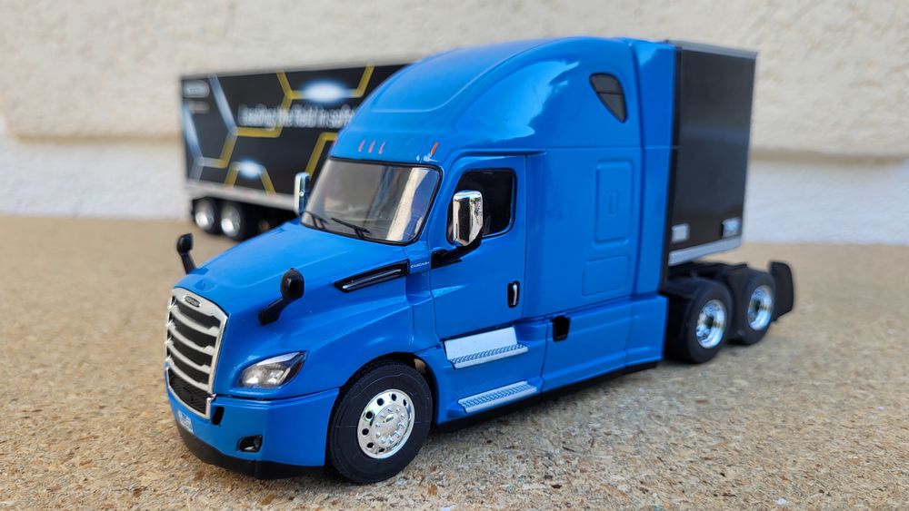 Freightliner Cascadia + semi-remorque fourgon 