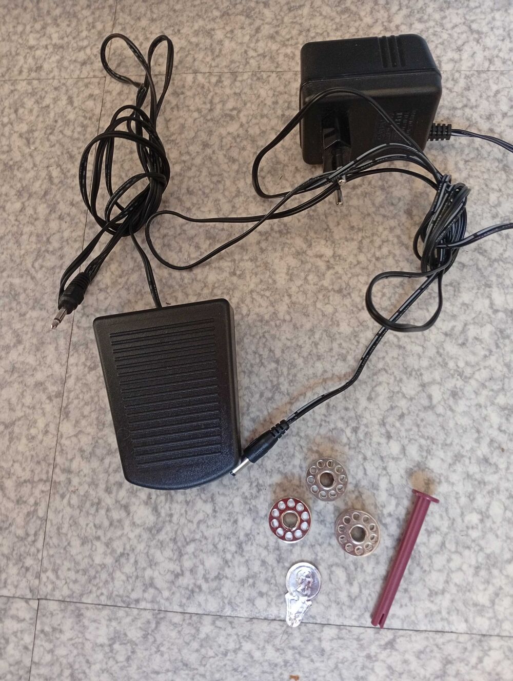 petite machine &agrave; coudre Electroménager