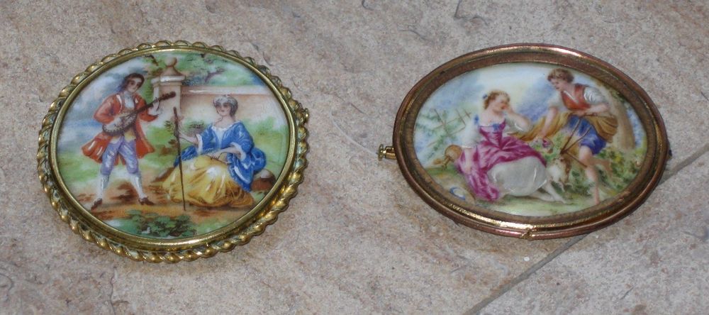 2 Broches anciennes : peintures sur porcelaine Bijoux et montres