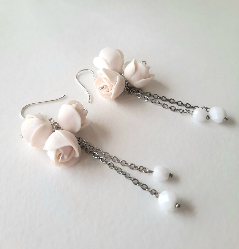 Boucles d'oreilles avec les roses blanches Bijoux et montres