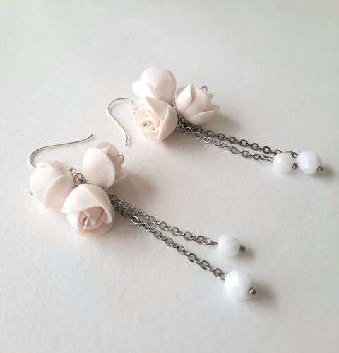 Boucles d'oreilles  avec les roses blanches 15 La Runion (97)
