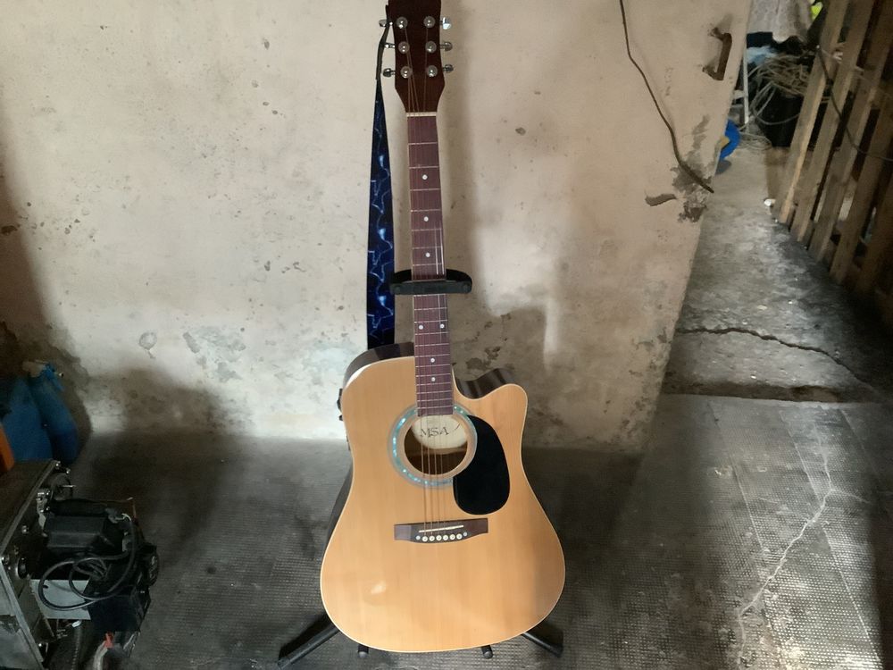 GUITARE ELECTROACOUSTIQUE Instruments de musique