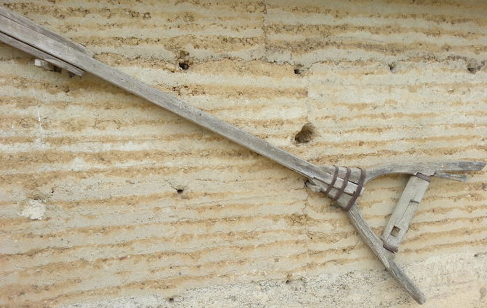 Ancien treuil &agrave; main en bois sur pilonne avec accessoires Bricolage