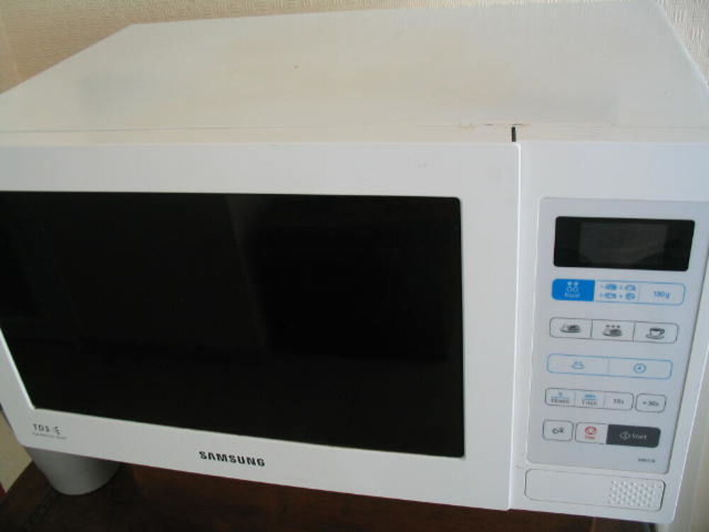 Four micro-ondes SAMSUNG 800 Watts Electroménager