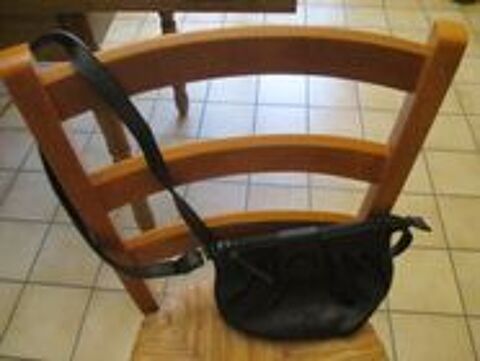 Sac à main noir avec bandoulière ou sangle 0 Mérignies (59)
