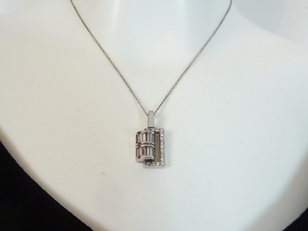 Collier en M&eacute;tal Argent&eacute; avec son Pendentif &agrave; Strass- Neuf Bijoux et montres