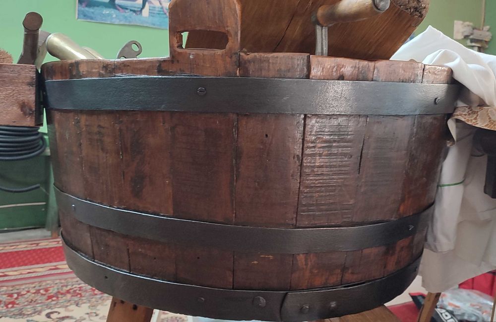 Cuvier ancien en bois et son ensemble de buanderie complet 