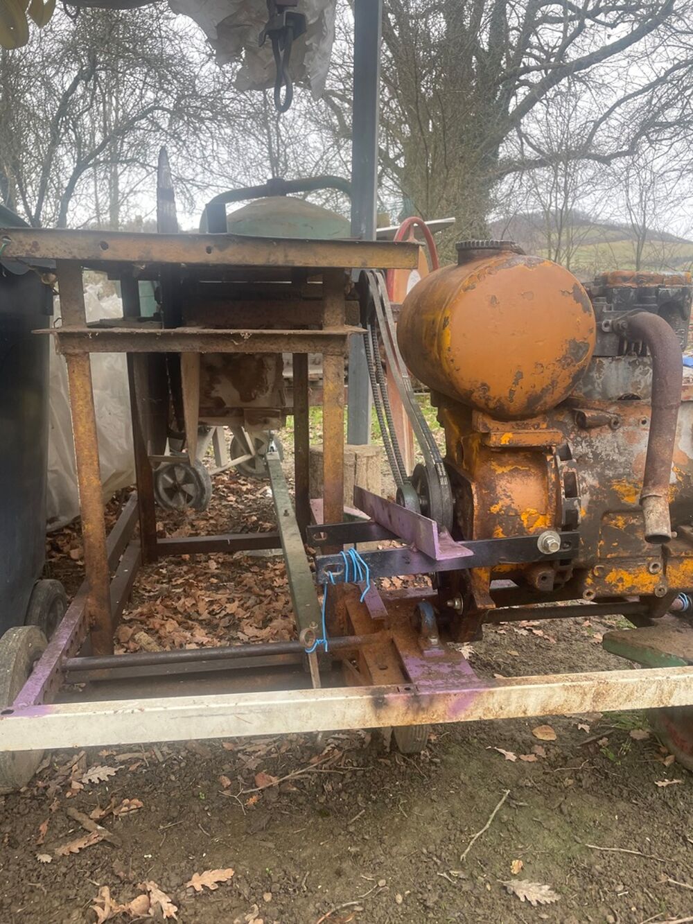 Moteur ancien sur ch&acirc;ssis mobile Bricolage