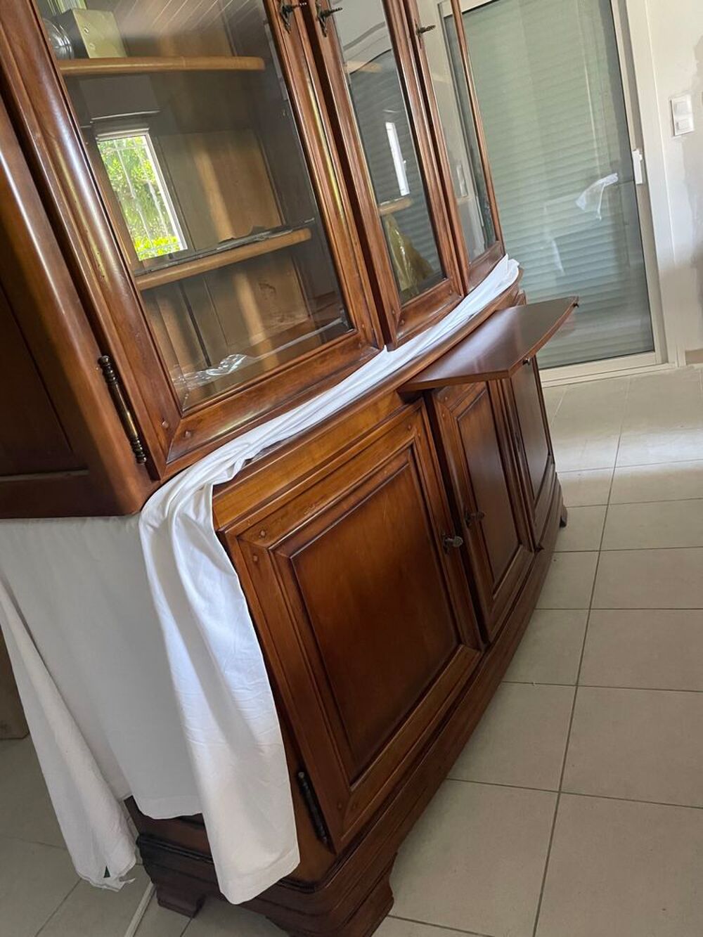 TRES BEAU MEUBLE BAS 3 PORTES AVEC VITRINE. FORME ARRONDIE EN MERISIER Meubles