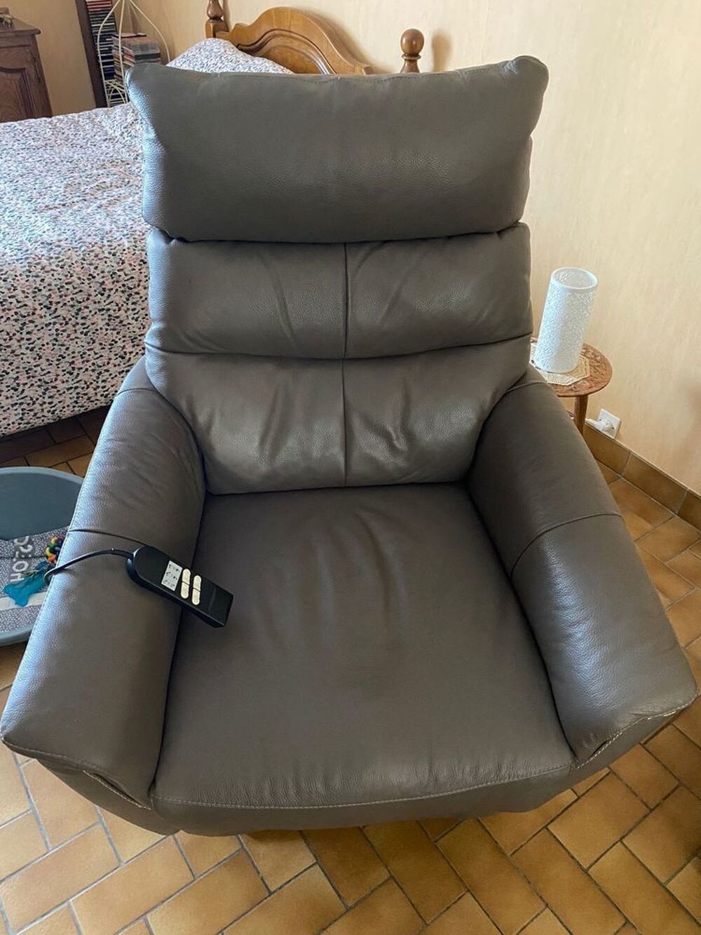 Fauteuil en cuir gris avec commande &eacute;lectrique positions Meubles