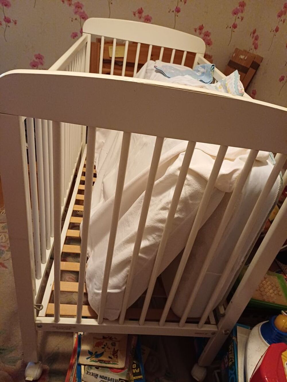 Lit b&eacute;b&eacute; &agrave; barreaux et matelas Mobilier enfants