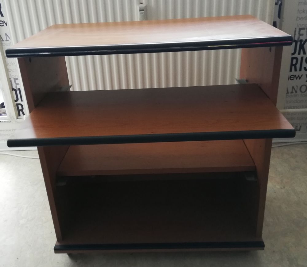 Petit bureau informatique en bois massif marron sur roulette Photos/Video/TV