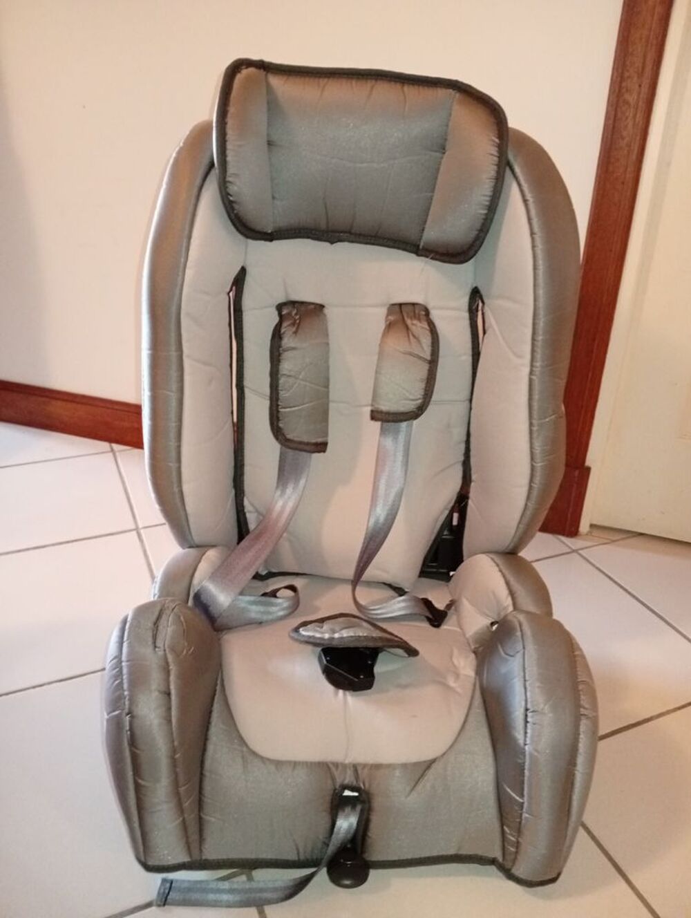 Lit &agrave; barreaux et &eacute;quipement b&eacute;b&eacute;. Pu�riculture