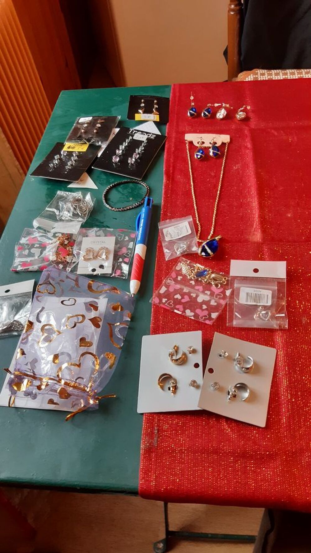 Lot de Bijoux (123 unit&eacute;s) / arr&ecirc;t d'activit&eacute; !!! Bijoux et montres