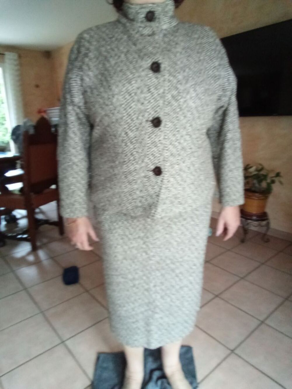 Tailleur fa&ccedil;on Chanel. Vêtements