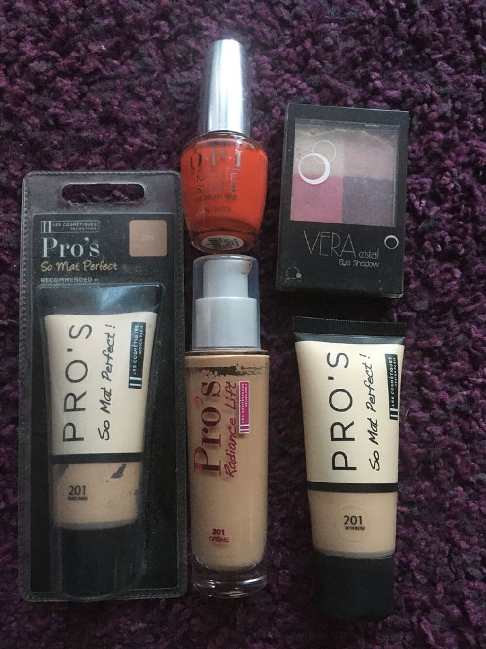Lot de maquillage (fond de teint, fard &agrave; paupi&egrave;res, vernis) Bijoux et montres