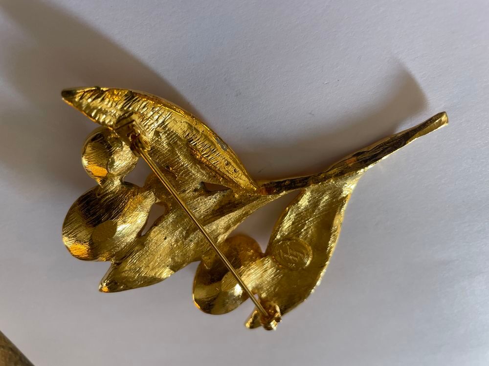 Broche dor&eacute;e feuille d'olivier strass crystal Ines Fressange Bijoux et montres