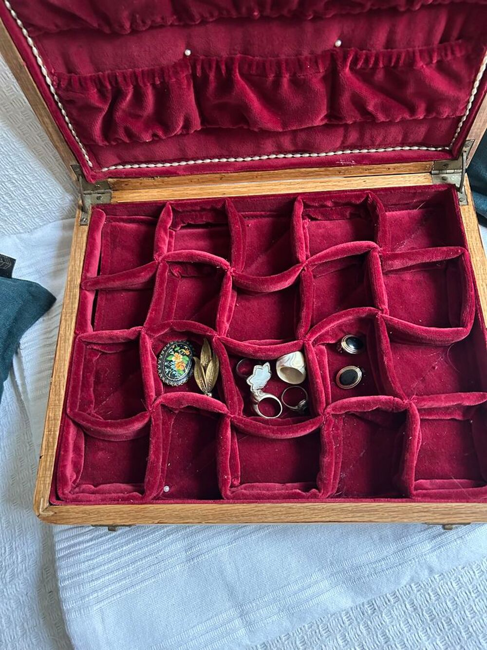 Superbe bo&icirc;te &agrave; bijoux vintage avec un int&eacute;rieur enti&egrave;rement Bijoux et montres