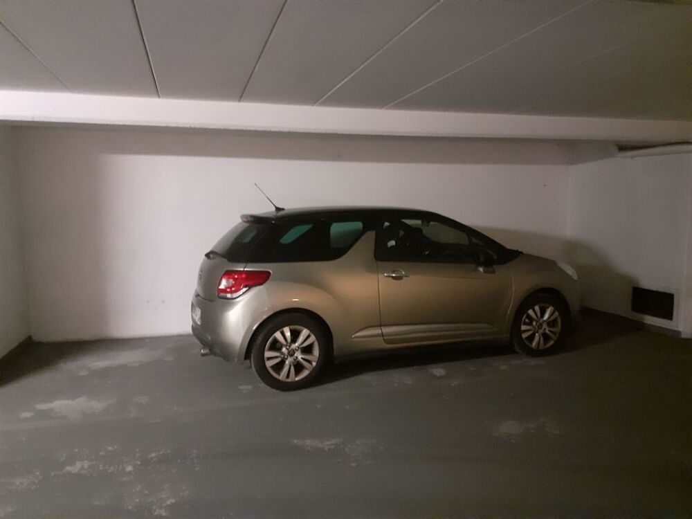 Location Parking/Garage Grand parking voiture + moto ou 2 mini. Secteur Levis Paris 17