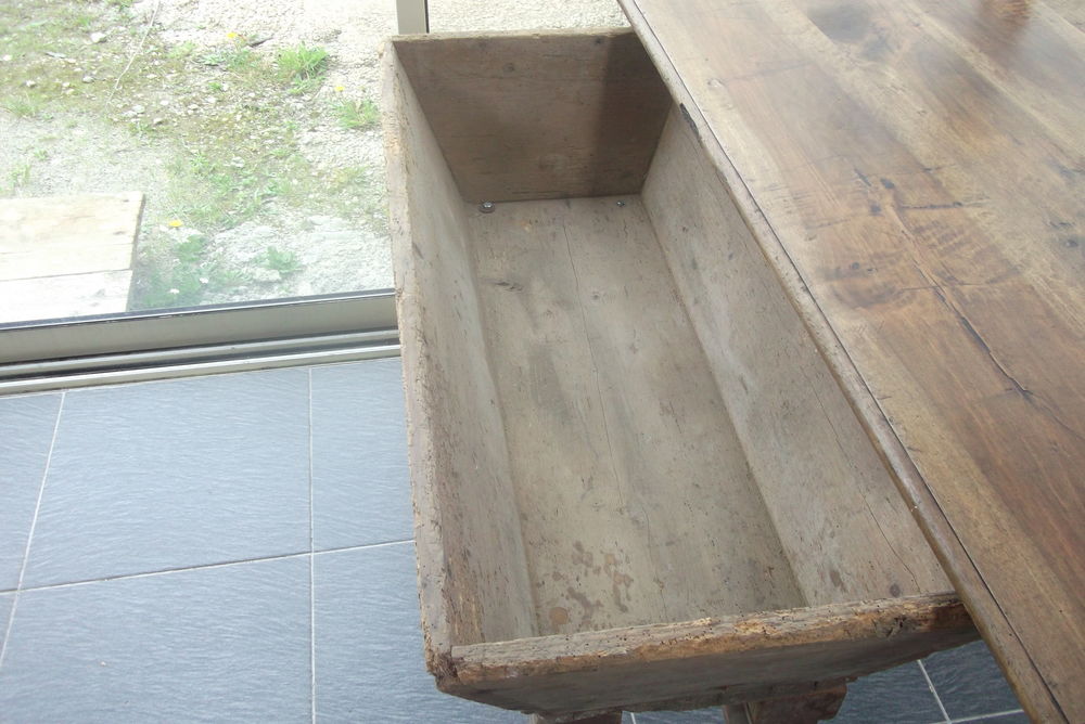 TABLE PETRIN en MASSIF 126 x 63 cm H. 76 cm Meubles
