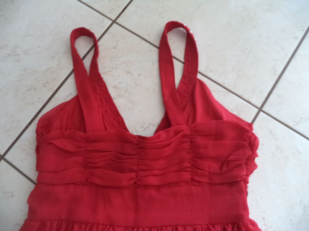 Tr&egrave;s belle robe rouge &agrave; bretelles Vtements
