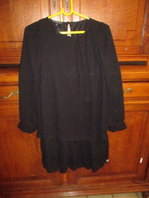 jolie robe noire avec dentelle sur le bas et autres articles 0 Mérignies (59)