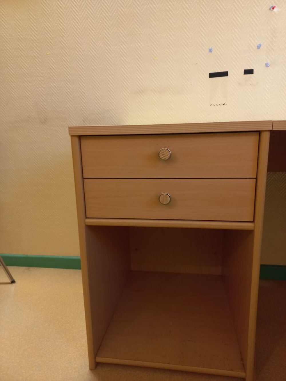 Bureau d'angle en trois parties. Meubles