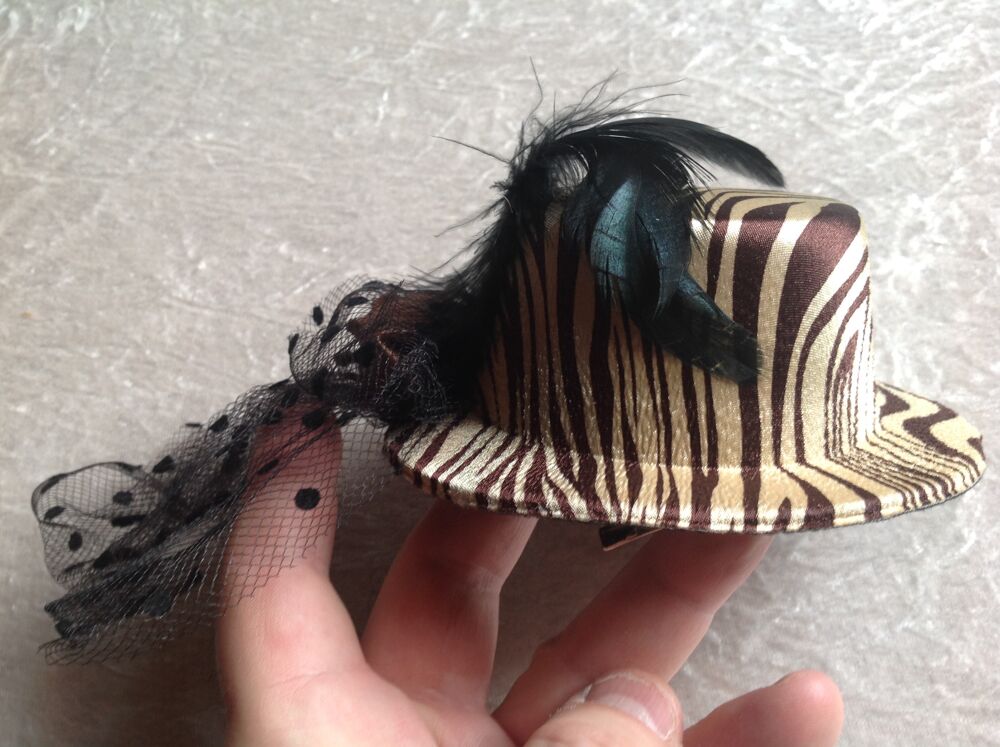 SERRE-T&Ecirc;TE MINI CHAPEAU R&Eacute;TRO Z&Eacute;BR&Eacute; BEIGE &amp; MARRON Envoi Pos Vêtements
