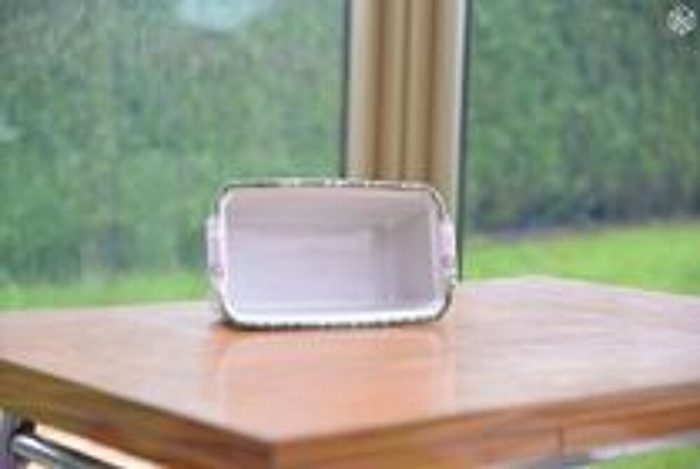 Terrine en gr&egrave;s blanche avec un motif sur dessus Décoration