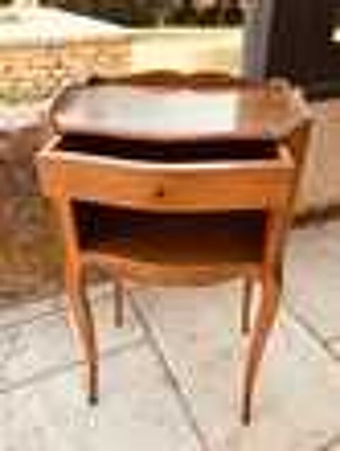 Lits jumeaux, leurs tables de nuit et leurs matelas neufs Meubles