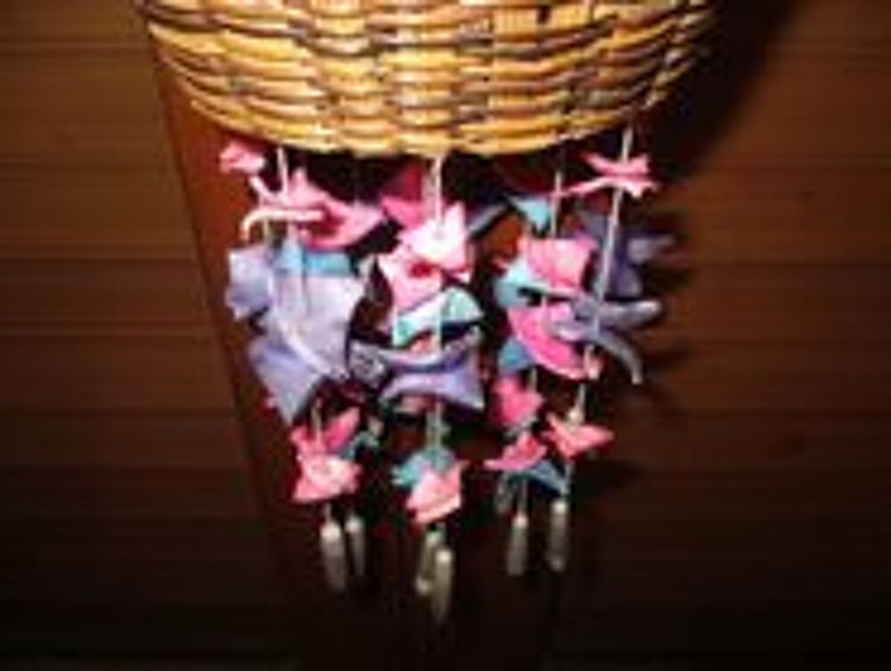Petit panier &agrave; suspendre avec des grelots en coquillages Décoration