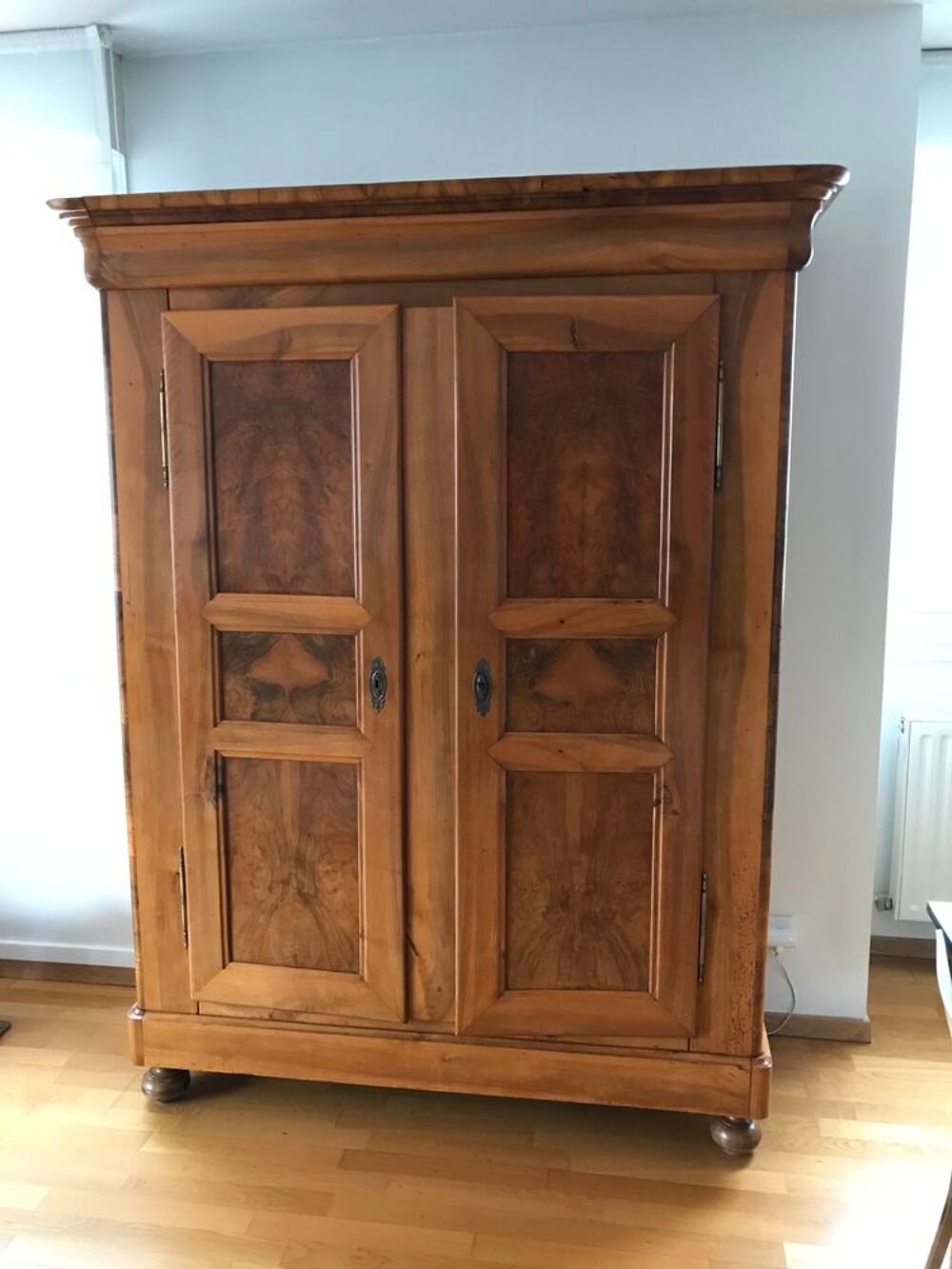 belle armoire Louis Philippe Meubles