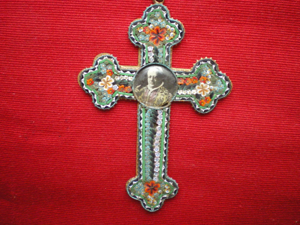 Croix en laiton et micro-mosa&iuml;que. 