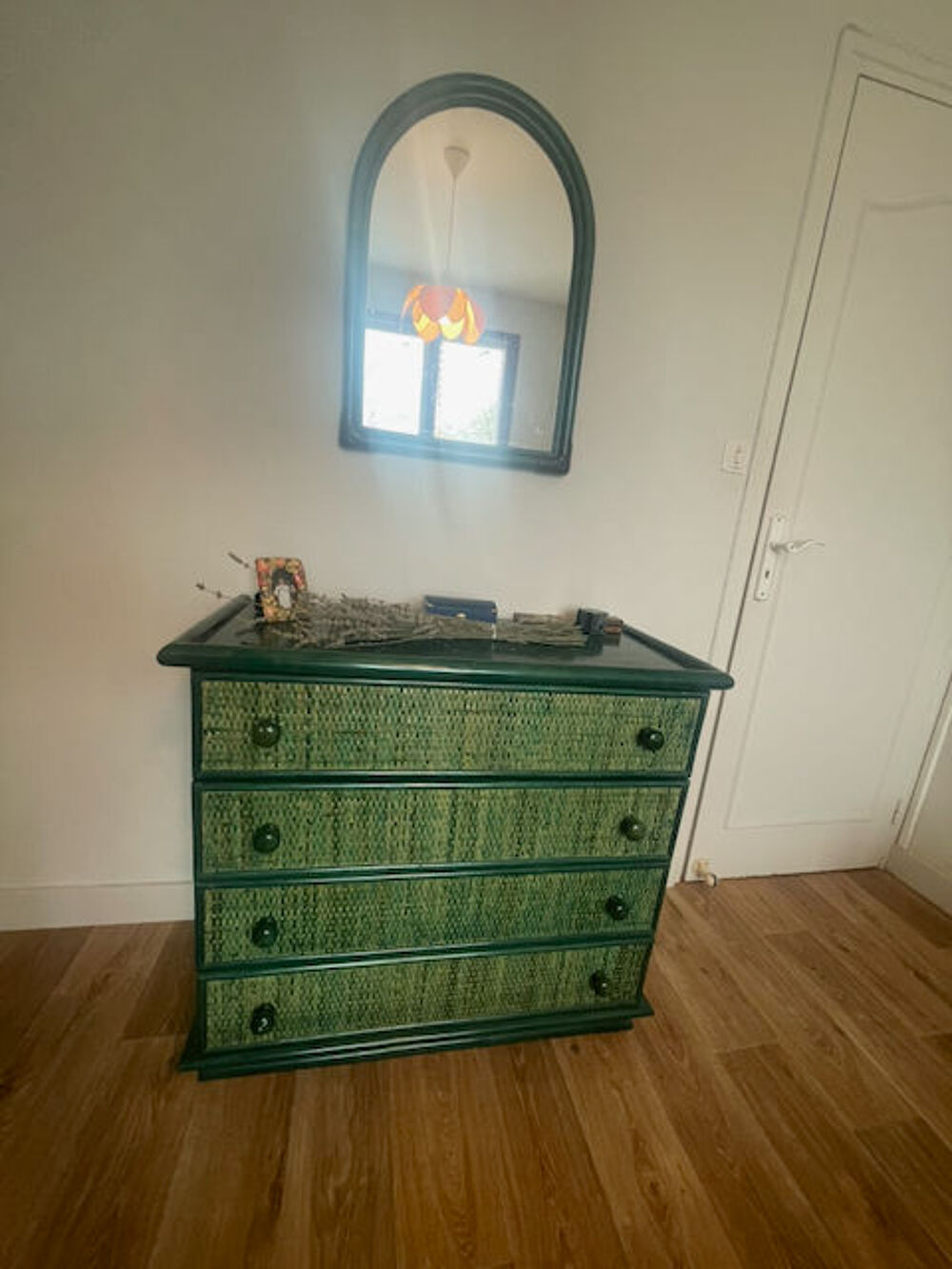 Chambre: lit 140, 2 chevets, commode en rotin Meubles