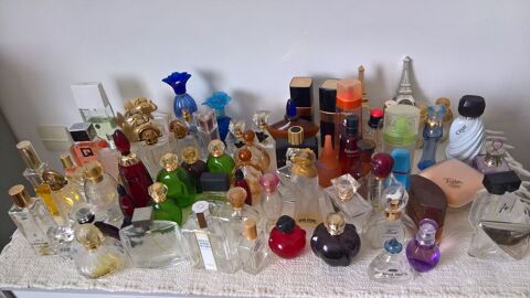 LOT DE 84 FLACONS  PARFUMS VIDES POUR DECORATION 48 Lunel (34)