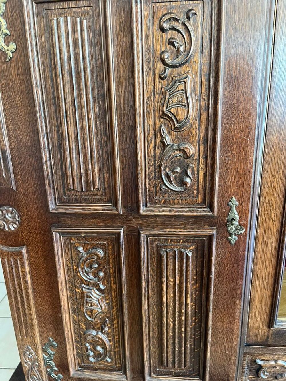 Grand buffet ancien sculpt&eacute; Meubles