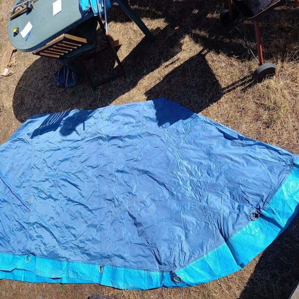 Toile de tente rouge et bleue pour prot&eacute;ger du mat&eacute;riel, du Jardin