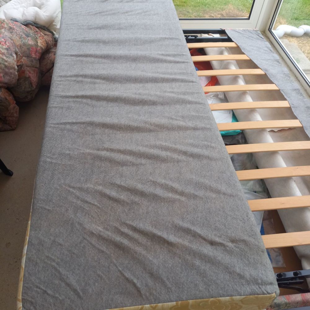 Canap&eacute; lit tissu .tr&egrave;s bon matelas Meubles
