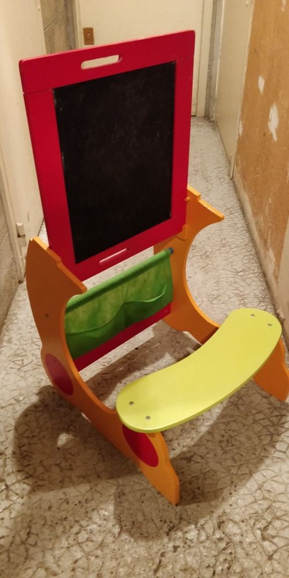 Tableau ardoise et banc b&eacute;b&eacute; int&eacute;gr&eacute; Jeux / jouets
