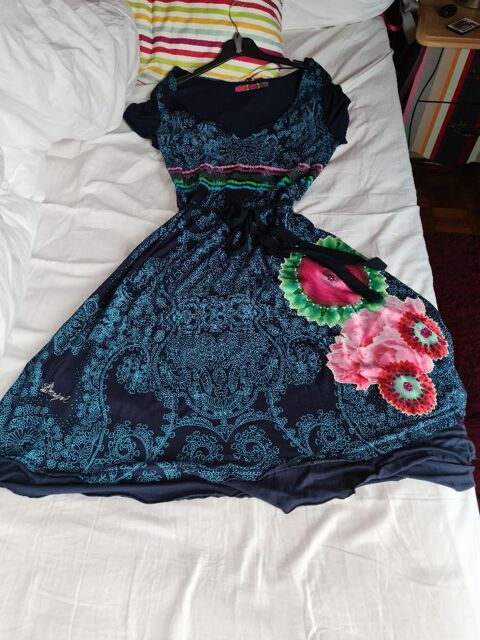 Très belle robe Desigual Taille XL.  Porté 1 saison. 25 Oullins (69)
