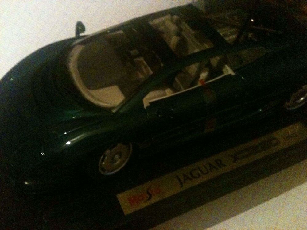 Jaguar XJ220 (1992) ; mod&egrave;le r&eacute;duit 1/18 &egrave;me ; MAISTO 