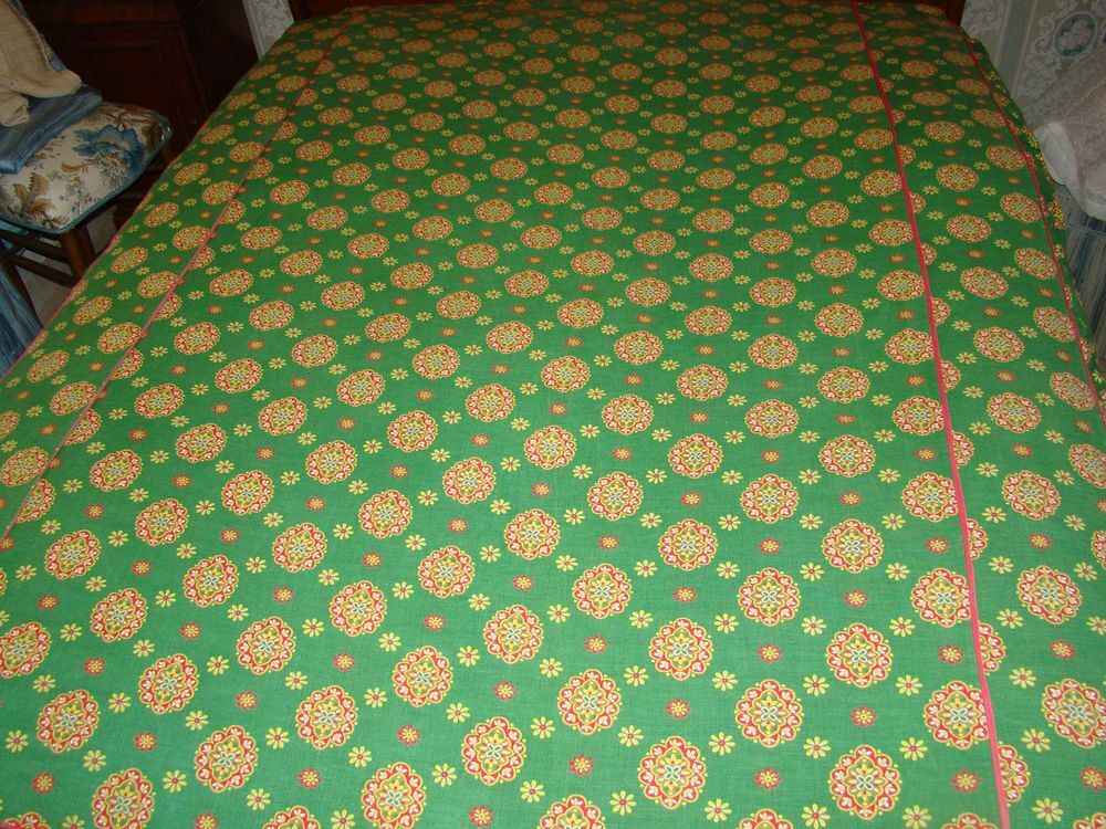Dessus de lit / Couvre-lit en 140 x 190 vintage ann&eacute;es 1960
Décoration
