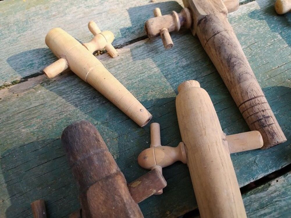 Lot Anciens Robinets &agrave; Fut Champlures en Bois Bricolage