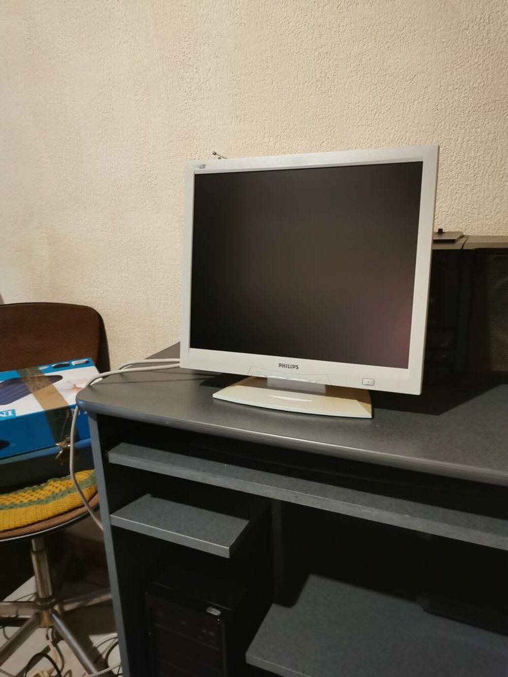 &Eacute;cran d ordinateur clavier et tour Matériel informatique